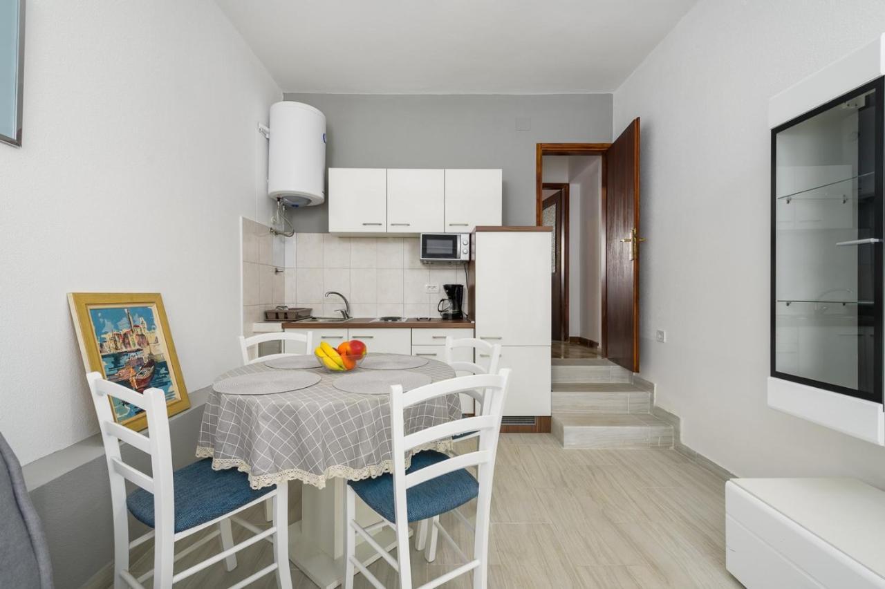 House With Apartments Mila ウマグ エクステリア 写真